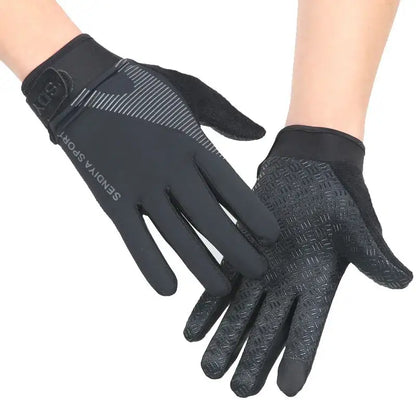 Thermal fishing gloves for ice fishing with a snug fit and anti-slip grip design